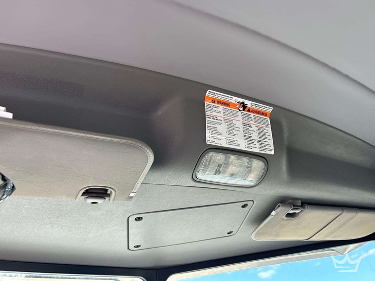 2011-peterbilt-365-image-19