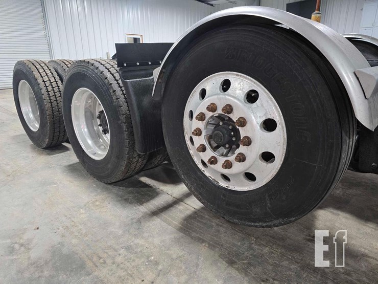 2020-freightliner-122sd-image-26