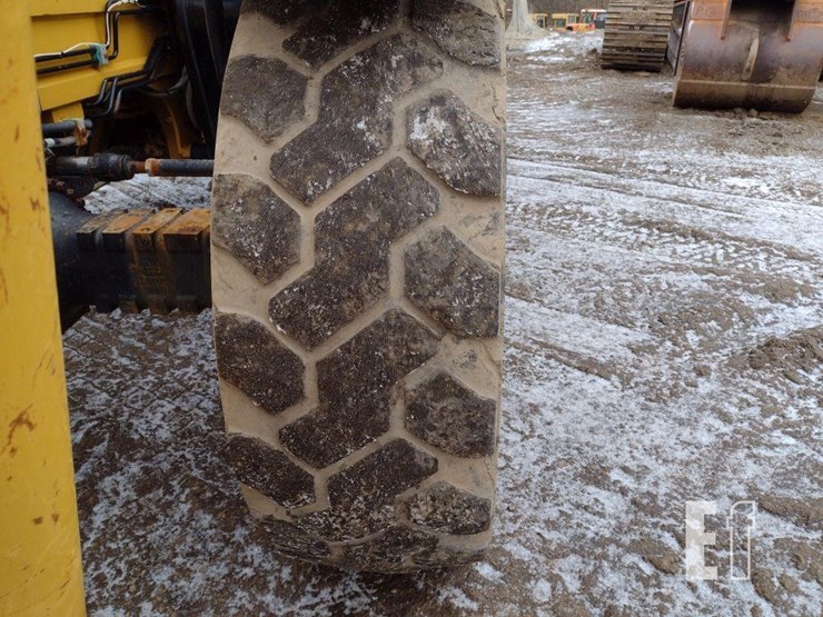 2015-caterpillar-tl1055c-image-21