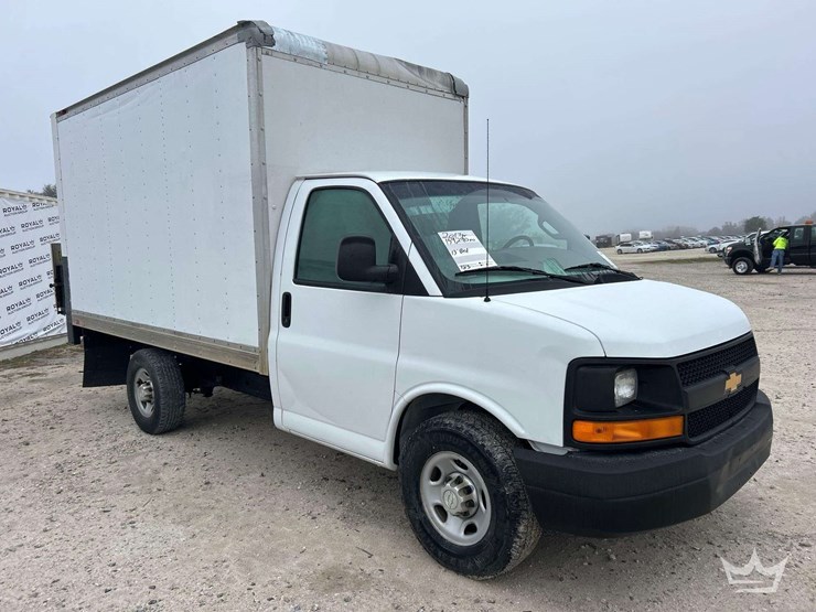 2017-chevrolet-express-12ft-box-van-w/-liftgate-image-2