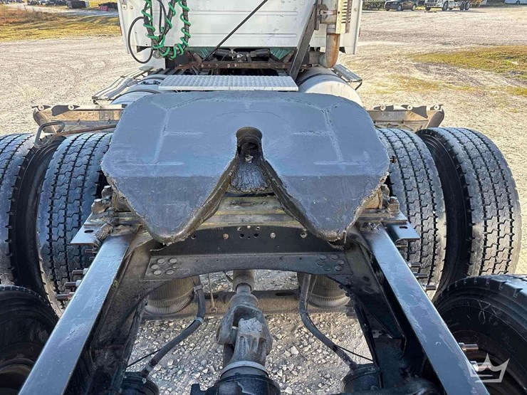 2005-volvo-vnm-day-cab-truck-tractor-image-14