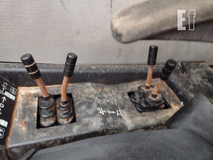 2015-caterpillar-tl1055c-image-10