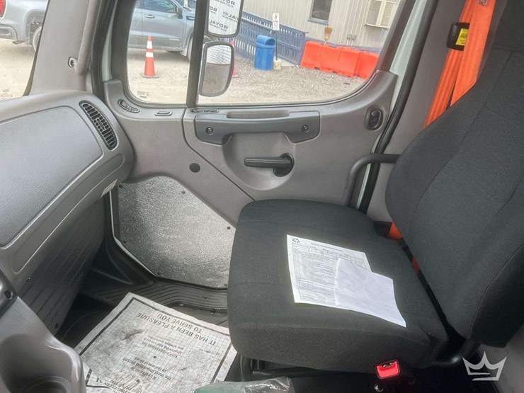 2019-freightliner-m2-106-image-30