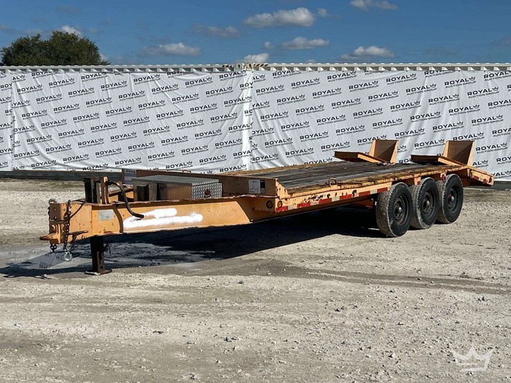 1986-eager-beaver-b9d0w-20ft.-11-ton-tri-axle-dovetail-tag-a-long-tailer-image-1