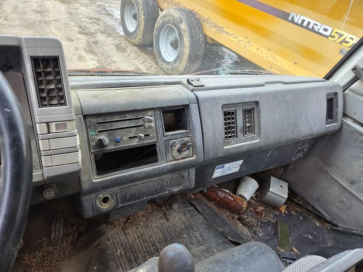 1995-isuzu-straight-truck-image-16