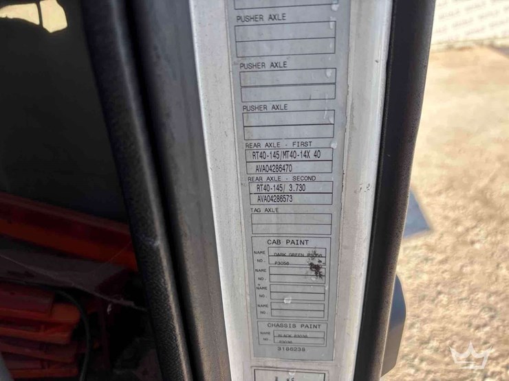 2005-volvo-vnm-day-cab-truck-tractor-image-8