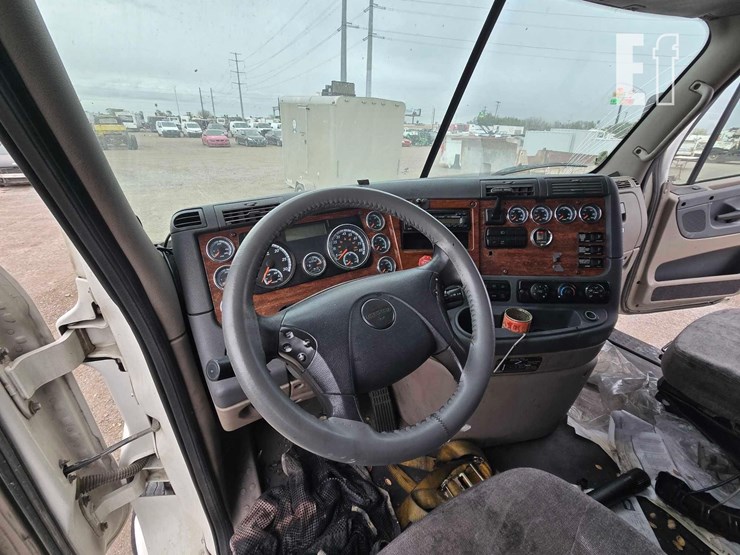 2016-freightliner-cascadia-125-image-13