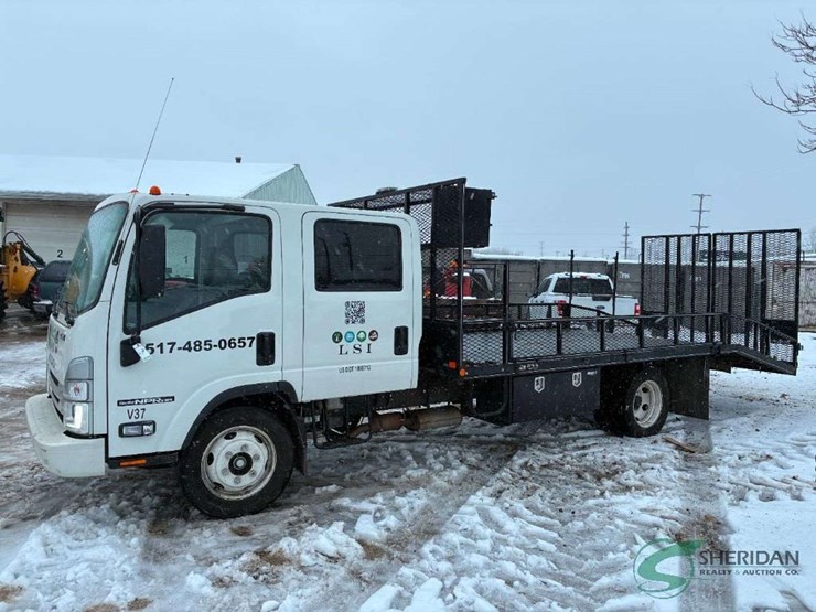 2023-isuzu-npr-image-1