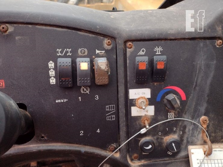 2015-caterpillar-tl1055c-image-8