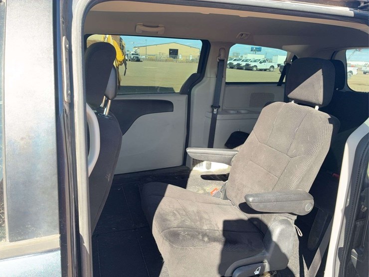 2013-dodge-grand-caravan-se-image-13