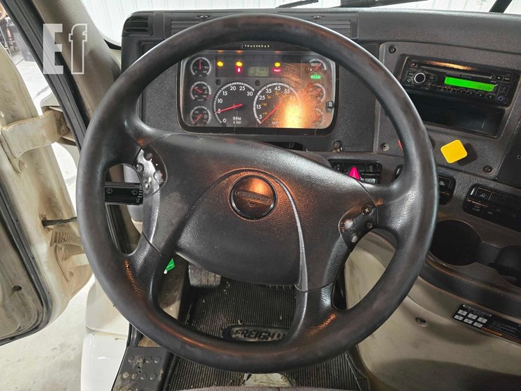 2016-freightliner-cascadia-113-image-10