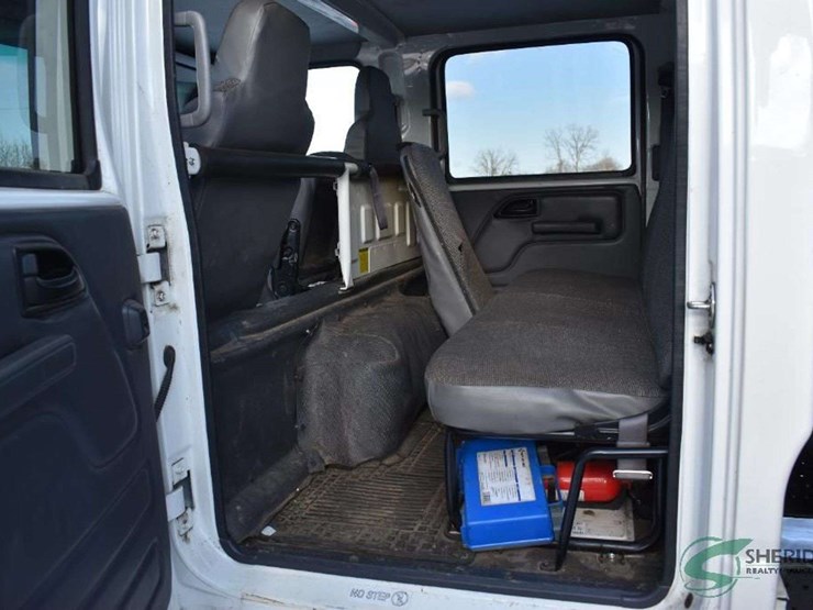 2023-isuzu-npr-image-37