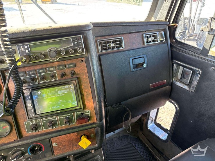 2016-kenworth-t800-image-37