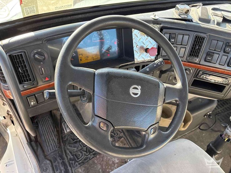 2005-volvo-vnm-day-cab-truck-tractor-image-20