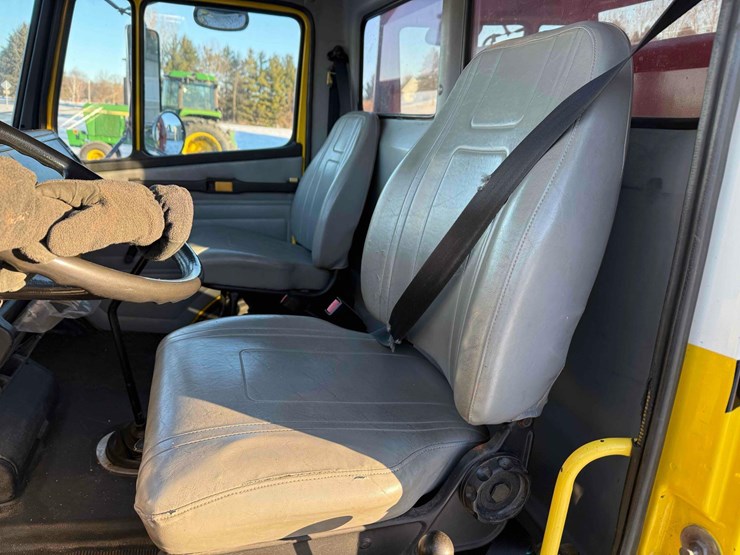 1984-freightliner-fl70-image-43