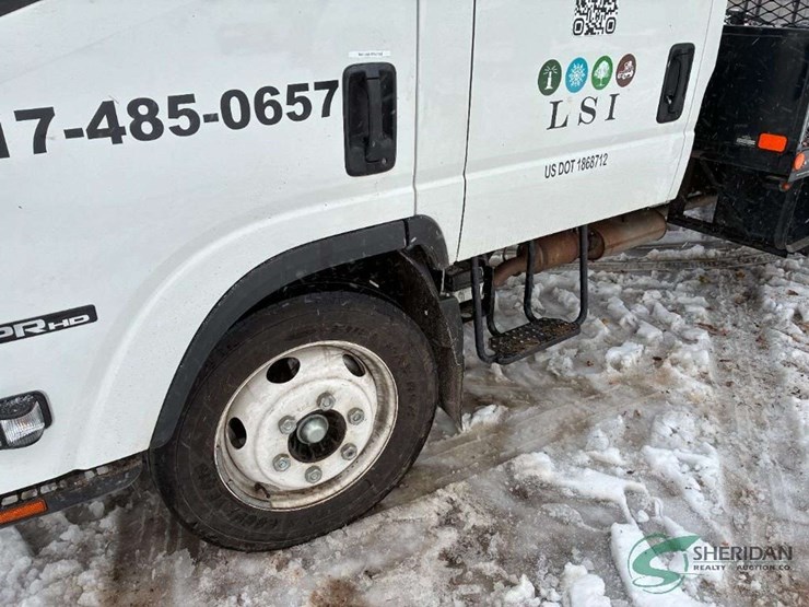 2023-isuzu-npr-image-5