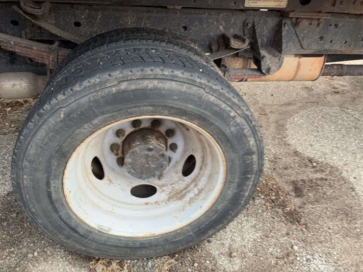 2022-ford-f550-image-17