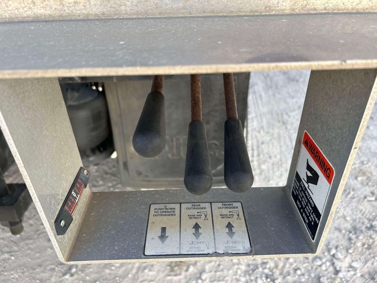 2011-peterbilt-365-image-21