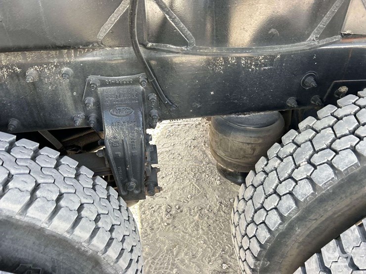 2011-peterbilt-365-image-37