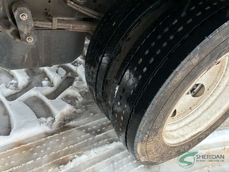 2023-isuzu-npr-image-16