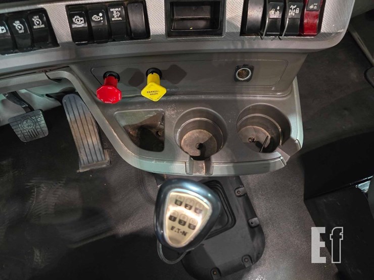 2015-kenworth-t680-image-23