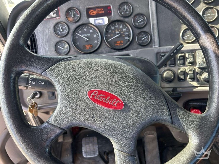 2011-peterbilt-365-image-12