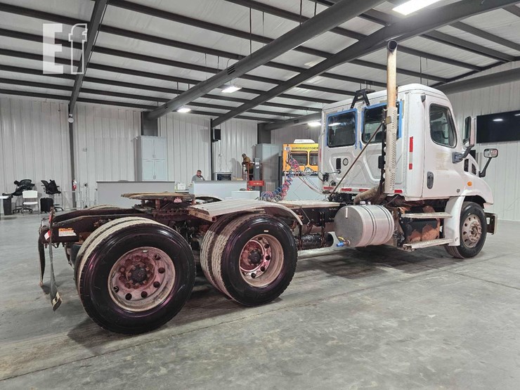 2016-freightliner-cascadia-113-image-3