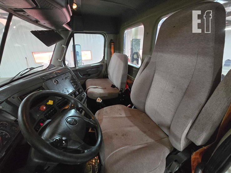 2016-freightliner-cascadia-113-image-9