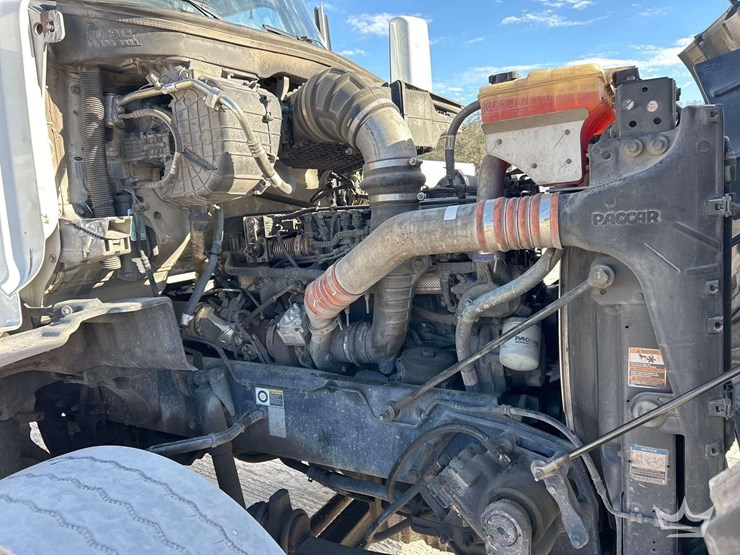 2020-peterbilt-567-image-9