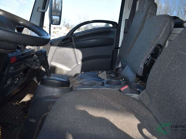 2023-isuzu-npr-image-55