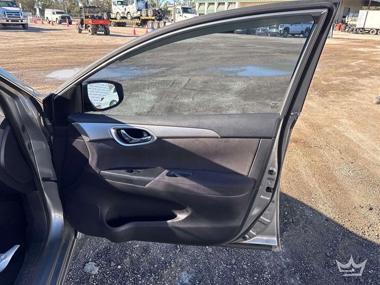 2013-nissan-sentra-sedan-image-22