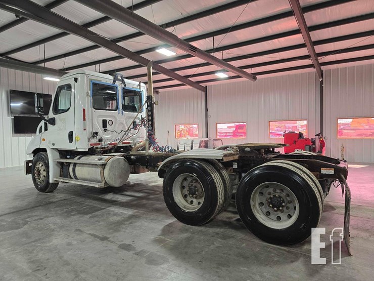 2016-freightliner-cascadia-113-image-4