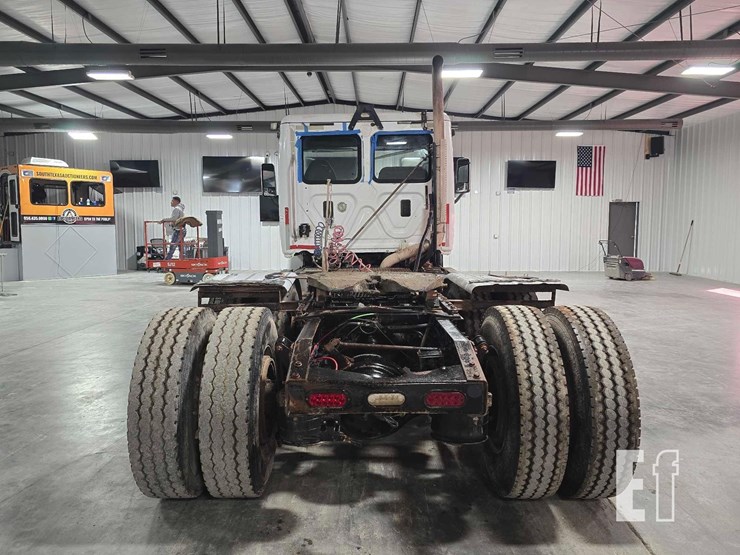 2016-freightliner-cascadia-113-image-8