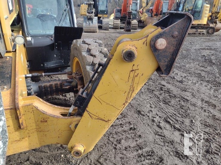 2019-caterpillar-tl1055d-image-17