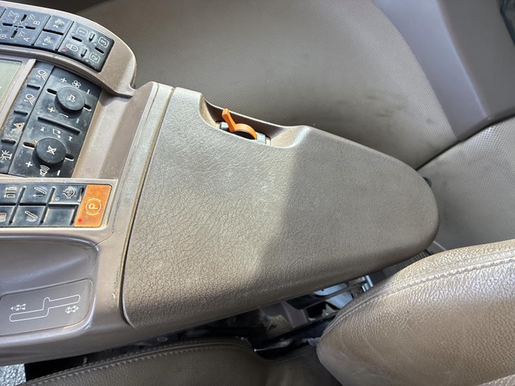 2018-john-deere-r4038-image-92