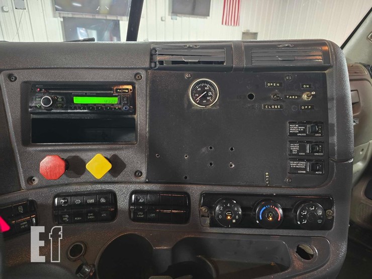 2016-freightliner-cascadia-113-image-14