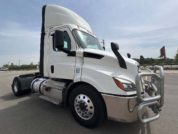 2020-freightliner-cascadia-116-image-1