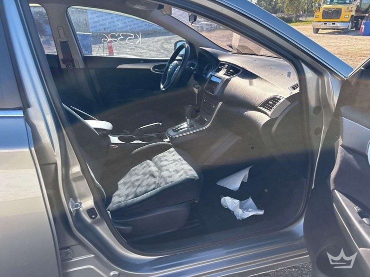 2013-nissan-sentra-sedan-image-23