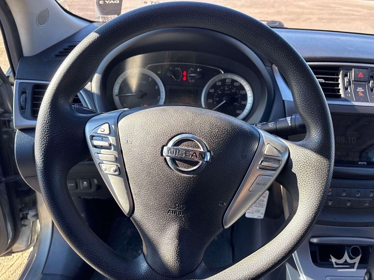 2013-nissan-sentra-sedan-image-12