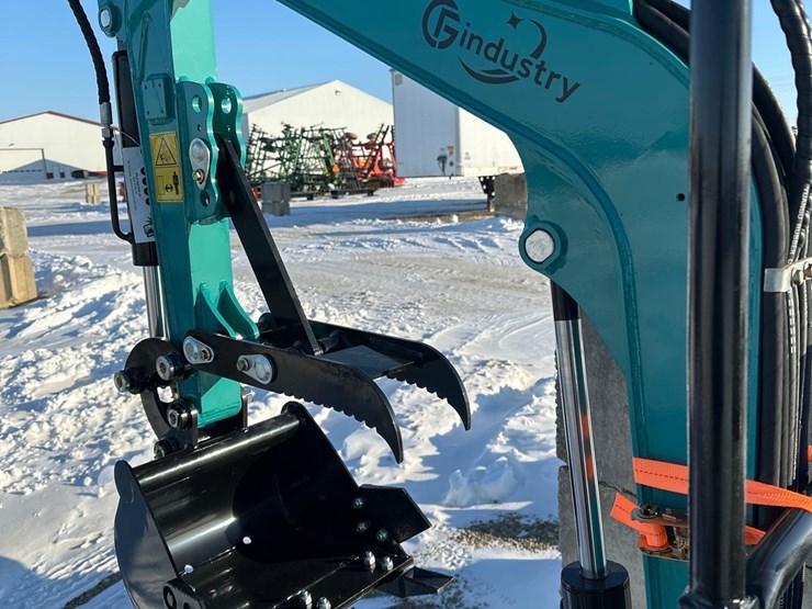 3356---qh12r-mini-excavator-image-4