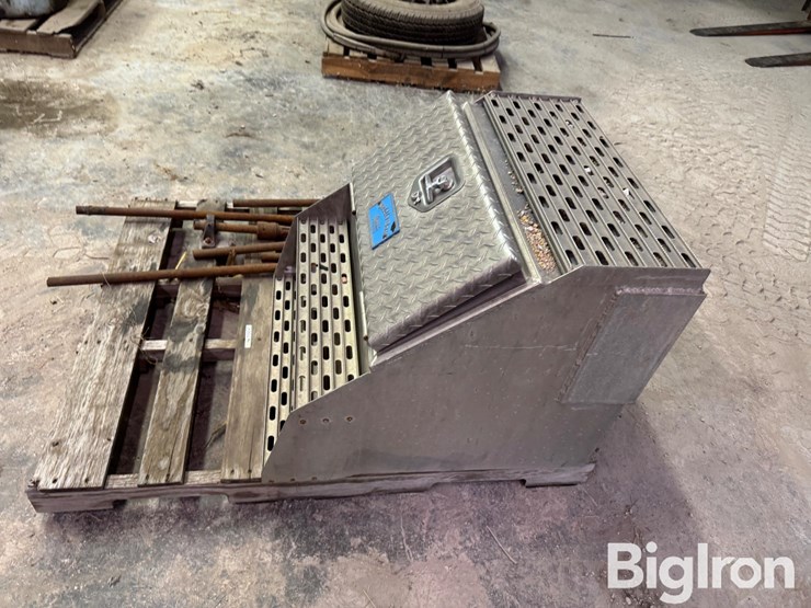 merritt-saddle-box-aluminum-truck-boot-box-&-drive-lines-image-8