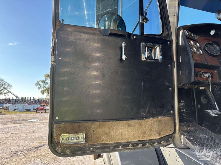 2016-kenworth-t800-image-27