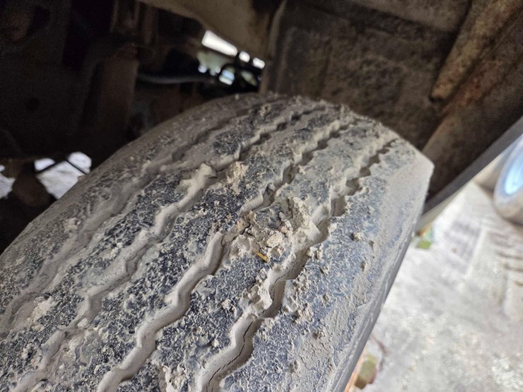 1995-isuzu-straight-truck-image-8