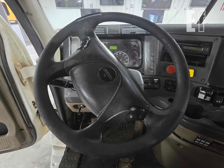 2016-freightliner-cascadia-113-image-10