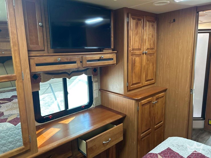 2008-freightliner-allegro-bay-class-a-motorhome-image-21