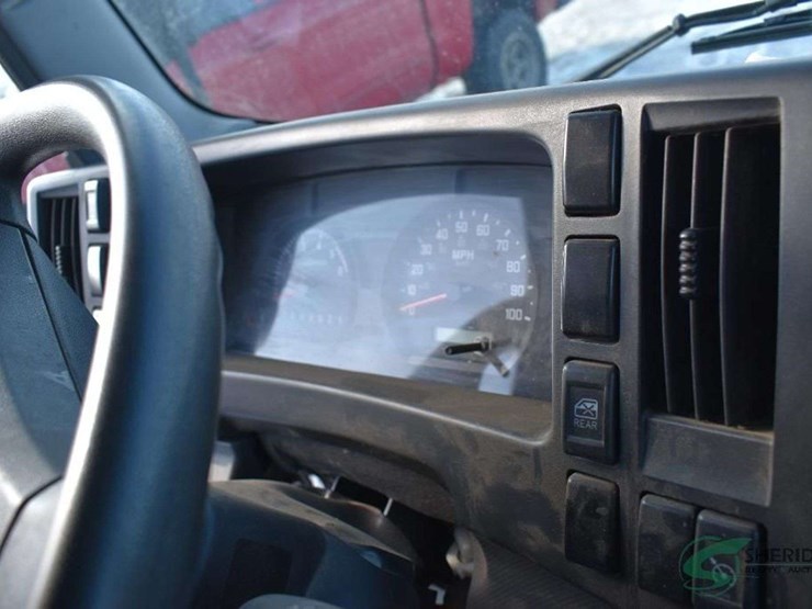 2023-isuzu-npr-image-57