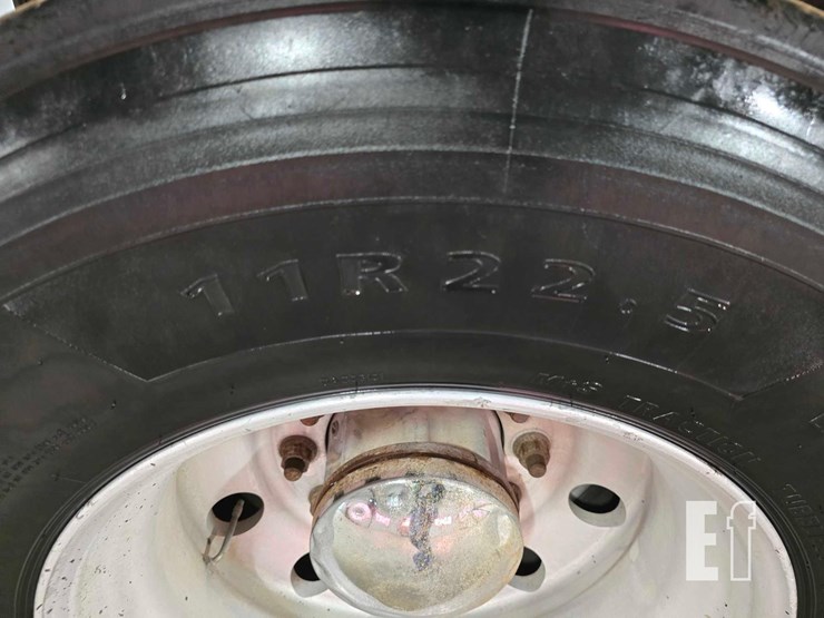 2009-peterbilt-384-image-27