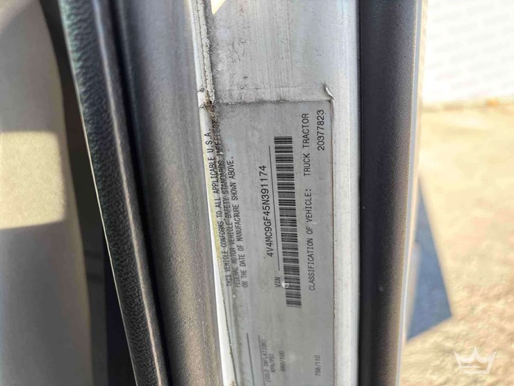 2005-volvo-vnm-day-cab-truck-tractor-image-5