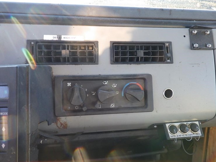 1997-freightliner-fl70-image-31