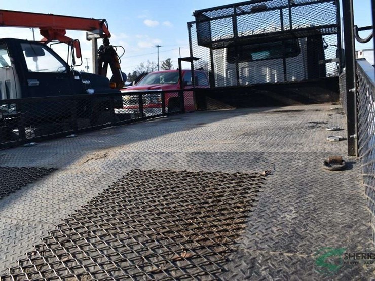 2023-isuzu-npr-image-41